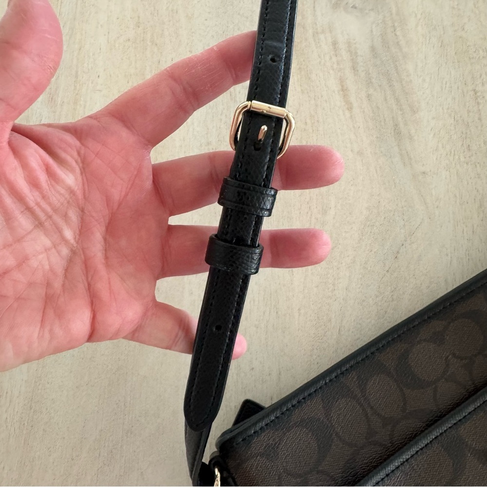 Coach Signature Crossbody - Picture 4 of 10